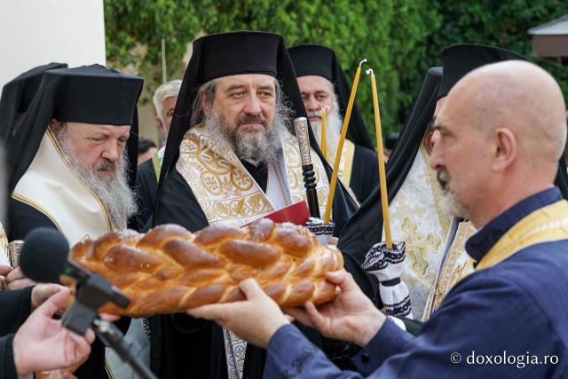 Momente din cadrul slujbei de înmormântare a PS Emilian Crișanul