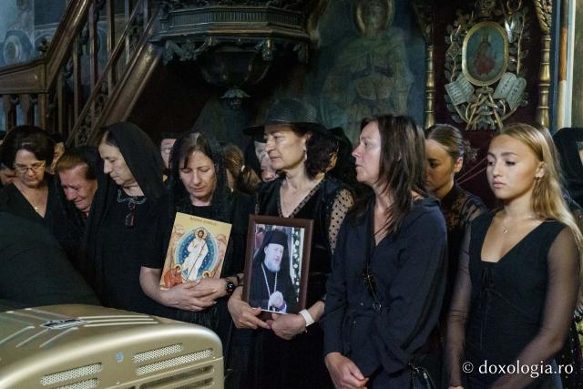 Momente din cadrul slujbei de înmormântare a PS Emilian Crișanul