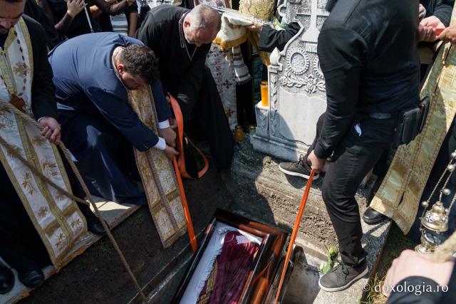 Momente din cadrul slujbei de înmormântare a PS Emilian Crișanul