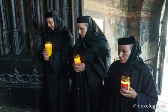 Momente din cadrul slujbei de înmormântare a PS Emilian Crișanul
