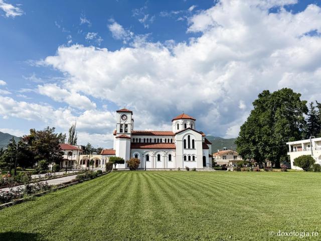 Pași de pelerin la moaștele Sfântului Ierarh Grigorie Teologul în Nea Karvali, Grecia