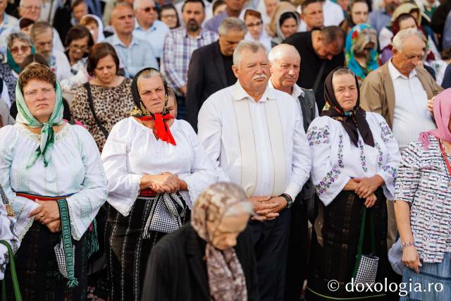 Pelerini uniți în rugăciune, acasă la Sfântul Ioan cel Nou
