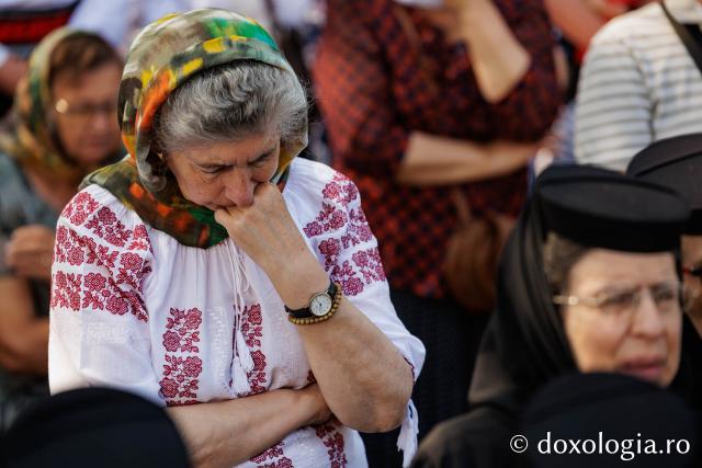 Pelerini uniți în rugăciune, acasă la Sfântul Ioan cel Nou