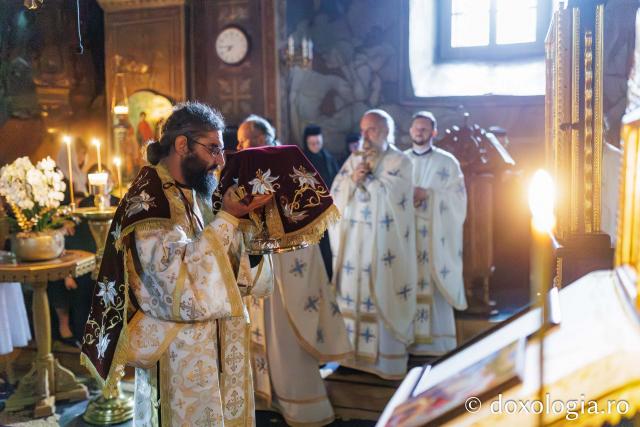 Liturghie arhierească la Mănăstirea Durău în ziua de prăznuirea Sfântului Ioan cel Nou