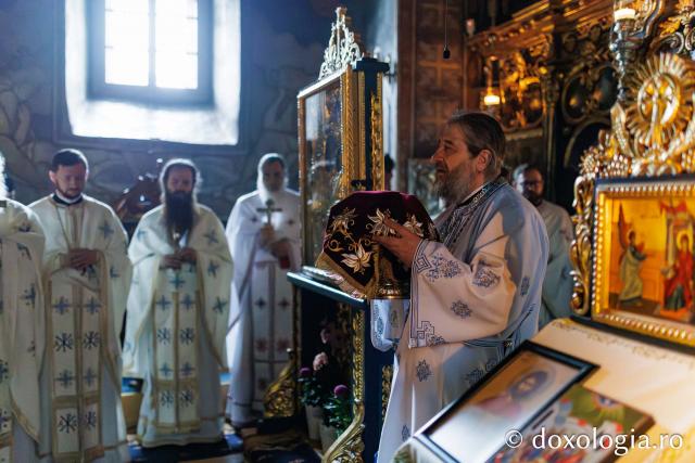 Liturghie arhierească la Mănăstirea Durău în ziua de prăznuirea Sfântului Ioan cel Nou