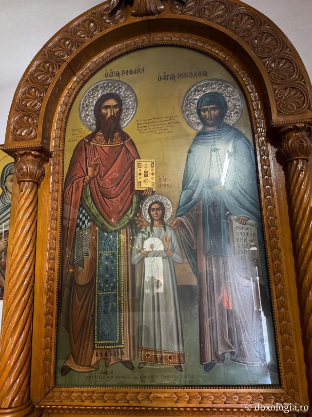 Paraclisul unde se află se închinare moaștele Sfinților Mucenici Rafail, Nicolae și Irina din Lesvos