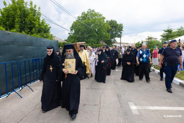 Priveghere la Mănăstirea Pasărea în ajunul canonizării locale ale Sfintelor Cuvioase Elisabeta și Filofteia