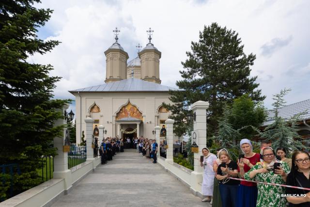 Priveghere la Mănăstirea Pasărea în ajunul canonizării locale ale Sfintelor Cuvioase Elisabeta și Filofteia