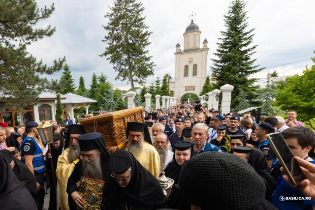 Priveghere la Mănăstirea Pasărea în ajunul canonizării locale ale Sfintelor Cuvioase Elisabeta și Filofteia