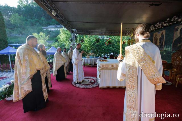 Priveghere la Mănăstirea Râmeț în cinstea Sfintei Cuvioase Filotimia