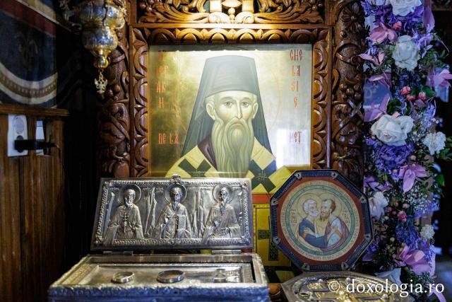 Racla cu moaștele Sfântului Ierarh Ghelasie de la Râmeț