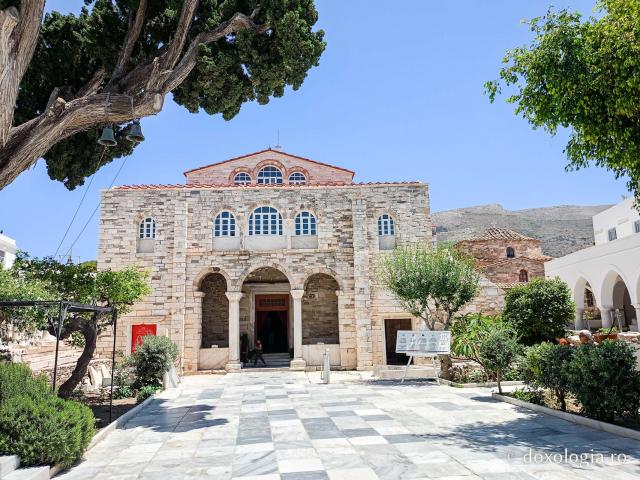 Pași de pelerin la Mănăstirea „Panaghia Ekatontapiliani” din Paros