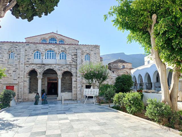 Pași de pelerin la Mănăstirea „Panaghia Ekatontapiliani” din Paros