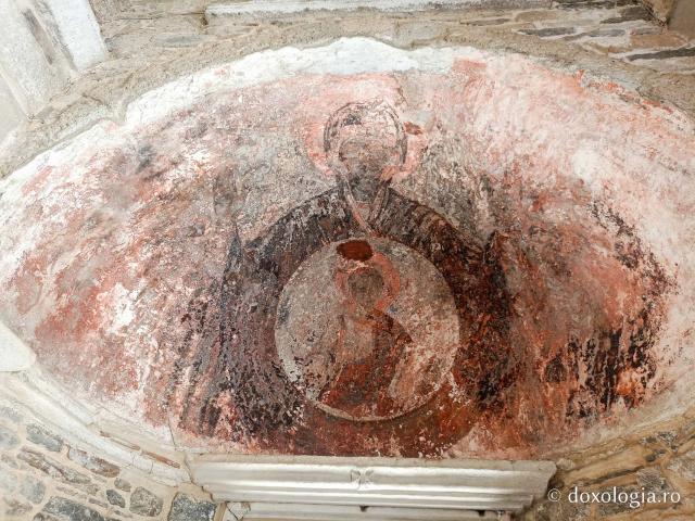 Pași de pelerin la Mănăstirea „Panaghia Ekatontapiliani” din Paros