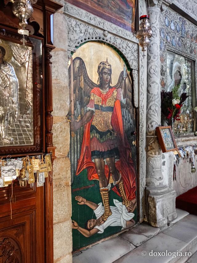 Pași de pelerin la Mănăstirea „Panaghia Ekatontapiliani” din Paros