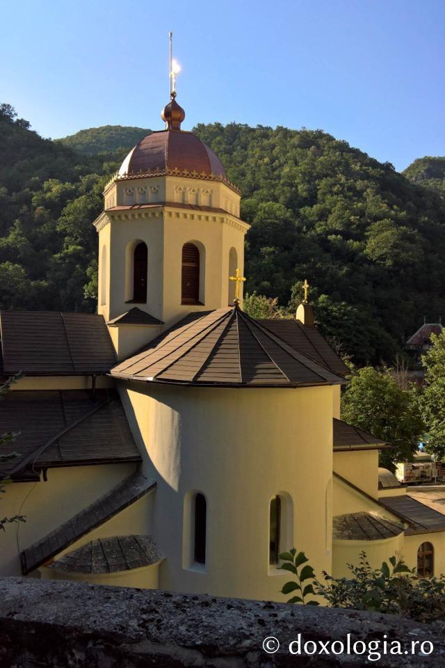 (Foto) „Vederi cu SENS”:  Credința surprinsă în vacanță – Ziua Mondială a Fotografiei 