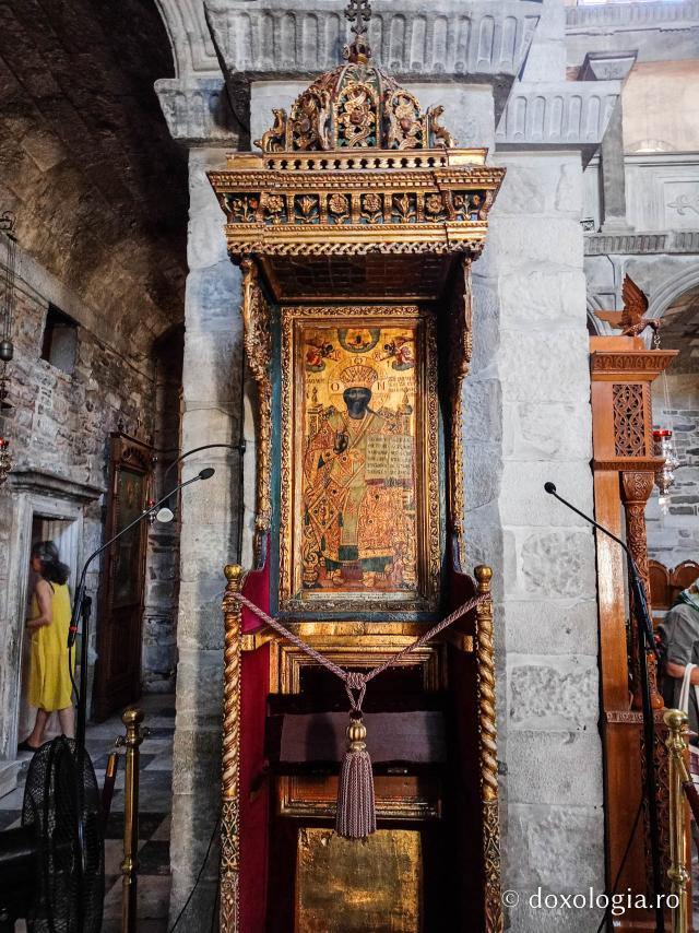 Pași de pelerin la Mănăstirea „Panaghia Ekatontapiliani” din Paros