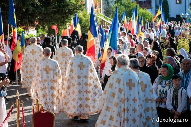 Sfânta Liturghie cu ocazia proclamării canonizării Sfintelor Cuvioase Nazaria, Olimpiada și Elisabeta (Safta) Brâncoveanu de la Văratec