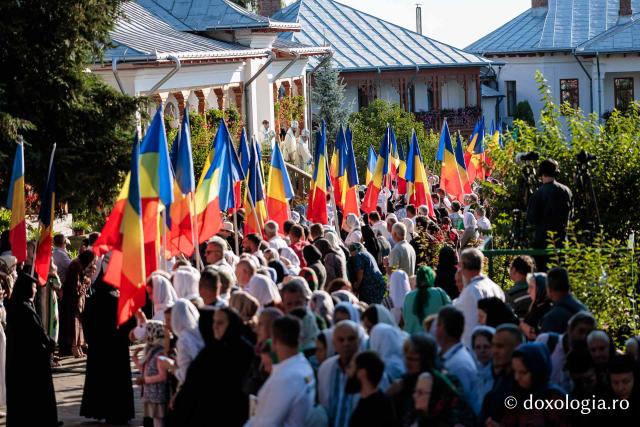 Sfânta Liturghie cu ocazia proclamării canonizării Sfintelor Cuvioase Nazaria, Olimpiada și Elisabeta (Safta) Brâncoveanu de la Văratec
