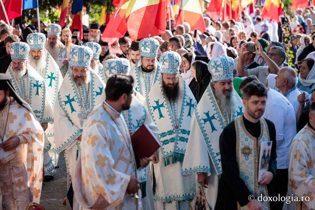 Sfânta Liturghie cu ocazia proclamării canonizării Sfintelor Cuvioase Nazaria, Olimpiada și Elisabeta (Safta) Brâncoveanu de la Văratec