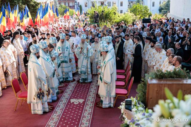 Sfânta Liturghie cu ocazia proclamării canonizării Sfintelor Cuvioase Nazaria, Olimpiada și Elisabeta (Safta) Brâncoveanu de la Văratec