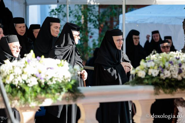 Sfânta Liturghie cu ocazia proclamării canonizării Sfintelor Cuvioase Nazaria, Olimpiada și Elisabeta (Safta) Brâncoveanu de la Văratec