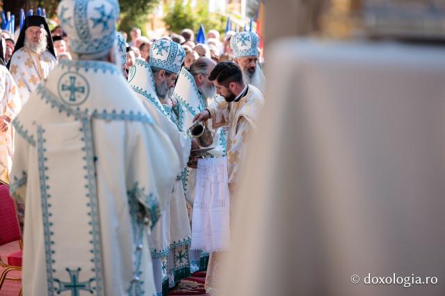 Sfânta Liturghie cu ocazia proclamării canonizării Sfintelor Cuvioase Nazaria, Olimpiada și Elisabeta (Safta) Brâncoveanu de la Văratec