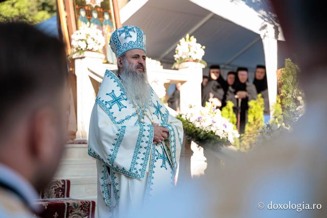Sfânta Liturghie cu ocazia proclamării canonizării Sfintelor Cuvioase Nazaria, Olimpiada și Elisabeta (Safta) Brâncoveanu de la Văratec
