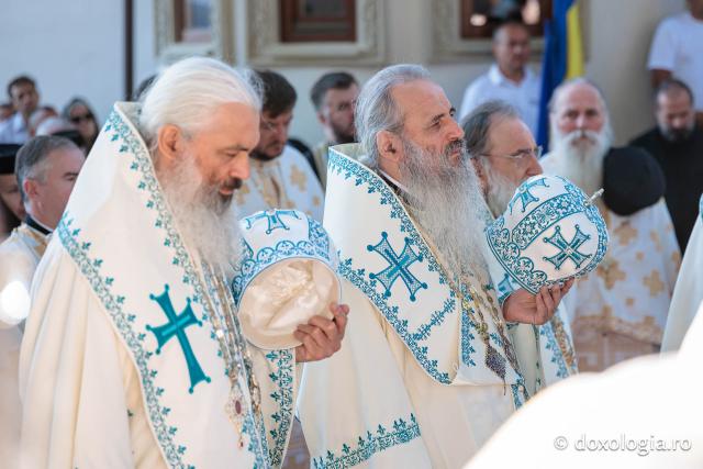 Sfânta Liturghie cu ocazia proclamării canonizării Sfintelor Cuvioase Nazaria, Olimpiada și Elisabeta (Safta) Brâncoveanu de la Văratec