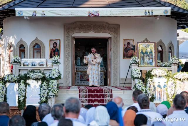 Sfânta Liturghie cu ocazia proclamării canonizării Sfintelor Cuvioase Nazaria, Olimpiada și Elisabeta (Safta) Brâncoveanu de la Văratec