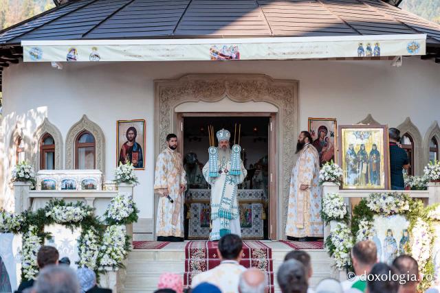 Sfânta Liturghie cu ocazia proclamării canonizării Sfintelor Cuvioase Nazaria, Olimpiada și Elisabeta (Safta) Brâncoveanu de la Văratec