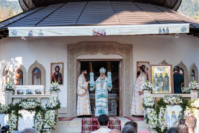 Sfânta Liturghie cu ocazia proclamării canonizării Sfintelor Cuvioase Nazaria, Olimpiada și Elisabeta (Safta) Brâncoveanu de la Văratec