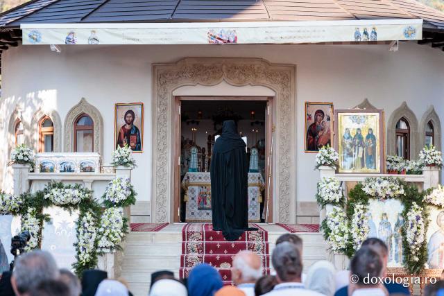 Sfânta Liturghie cu ocazia proclamării canonizării Sfintelor Cuvioase Nazaria, Olimpiada și Elisabeta (Safta) Brâncoveanu de la Văratec