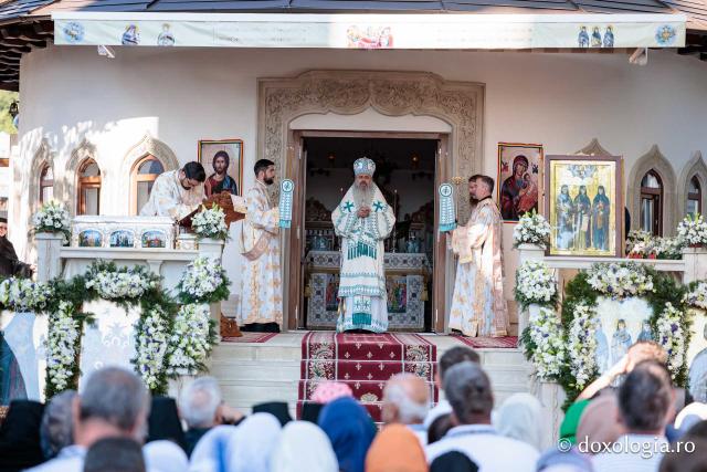 Sfânta Liturghie cu ocazia proclamării canonizării Sfintelor Cuvioase Nazaria, Olimpiada și Elisabeta (Safta) Brâncoveanu de la Văratec