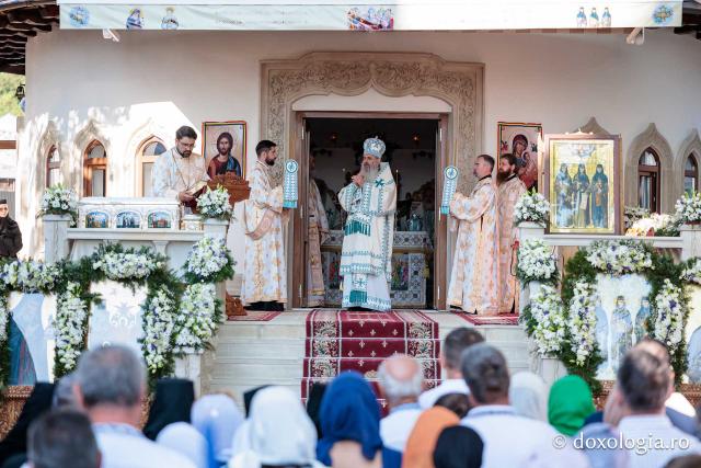 Sfânta Liturghie cu ocazia proclamării canonizării Sfintelor Cuvioase Nazaria, Olimpiada și Elisabeta (Safta) Brâncoveanu de la Văratec