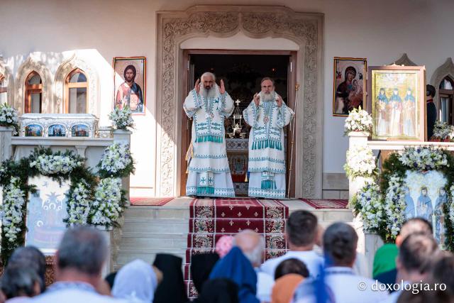 Sfânta Liturghie cu ocazia proclamării canonizării Sfintelor Cuvioase Nazaria, Olimpiada și Elisabeta (Safta) Brâncoveanu de la Văratec