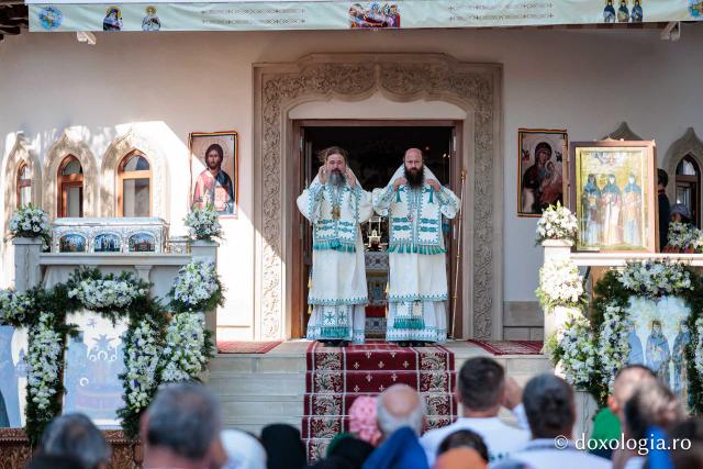 Sfânta Liturghie cu ocazia proclamării canonizării Sfintelor Cuvioase Nazaria, Olimpiada și Elisabeta (Safta) Brâncoveanu de la Văratec