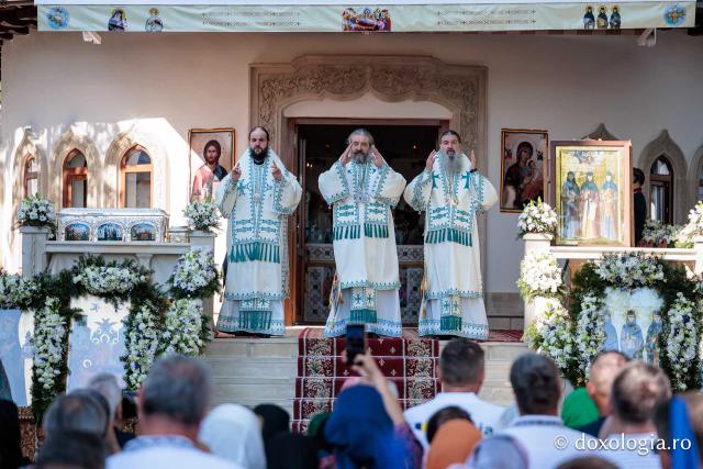 Sfânta Liturghie cu ocazia proclamării canonizării Sfintelor Cuvioase Nazaria, Olimpiada și Elisabeta (Safta) Brâncoveanu de la Văratec