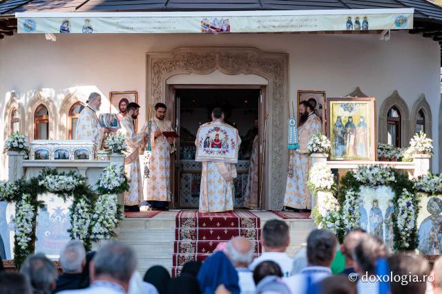Sfânta Liturghie cu ocazia proclamării canonizării Sfintelor Cuvioase Nazaria, Olimpiada și Elisabeta (Safta) Brâncoveanu de la Văratec