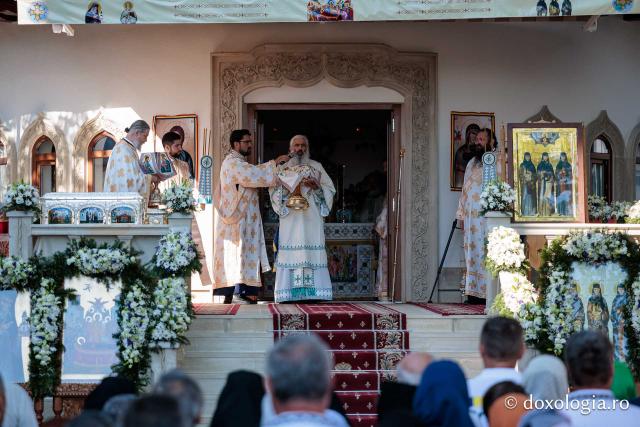 Sfânta Liturghie cu ocazia proclamării canonizării Sfintelor Cuvioase Nazaria, Olimpiada și Elisabeta (Safta) Brâncoveanu de la Văratec