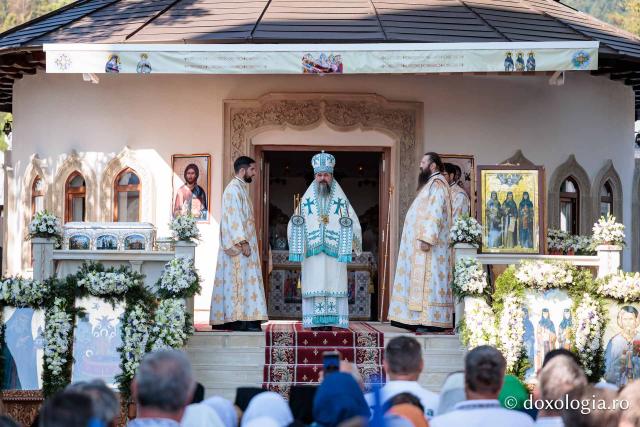 Sfânta Liturghie cu ocazia proclamării canonizării Sfintelor Cuvioase Nazaria, Olimpiada și Elisabeta (Safta) Brâncoveanu de la Văratec