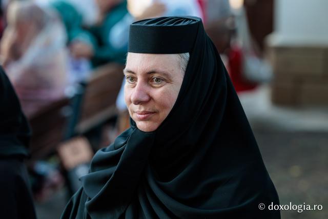Credincioși uniți sub ocrotirea Cuvioase Nazaria, Olimpiada și Elisabeta (Safta) Brâncoveanu de la Văratec