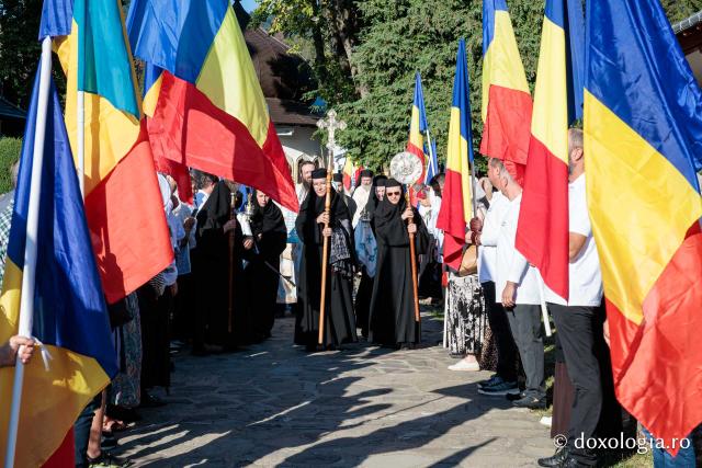 Sfânta Liturghie cu ocazia proclamării canonizării Sfintelor Cuvioase Nazaria, Olimpiada și Elisabeta (Safta) Brâncoveanu de la Văratec