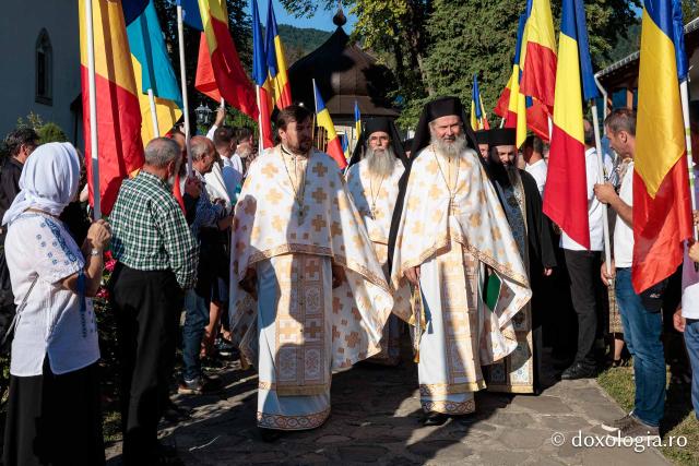 Sfânta Liturghie cu ocazia proclamării canonizării Sfintelor Cuvioase Nazaria, Olimpiada și Elisabeta (Safta) Brâncoveanu de la Văratec