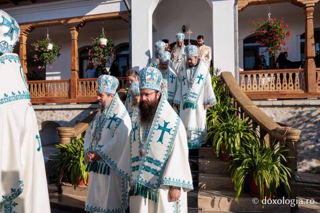 Sfânta Liturghie cu ocazia proclamării canonizării Sfintelor Cuvioase Nazaria, Olimpiada și Elisabeta (Safta) Brâncoveanu de la Văratec