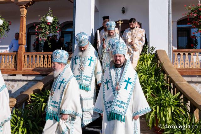 Sfânta Liturghie cu ocazia proclamării canonizării Sfintelor Cuvioase Nazaria, Olimpiada și Elisabeta (Safta) Brâncoveanu de la Văratec