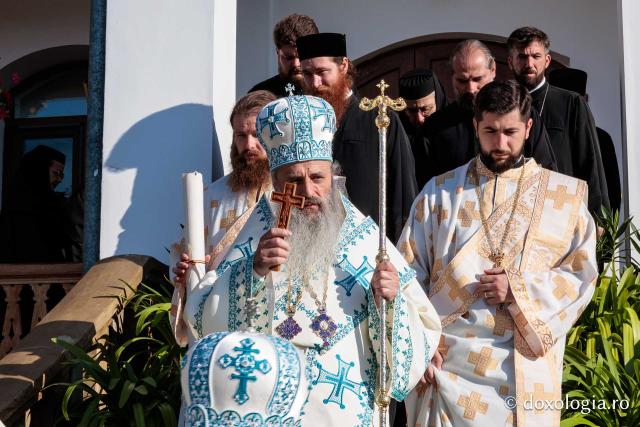 Sfânta Liturghie cu ocazia proclamării canonizării Sfintelor Cuvioase Nazaria, Olimpiada și Elisabeta (Safta) Brâncoveanu de la Văratec