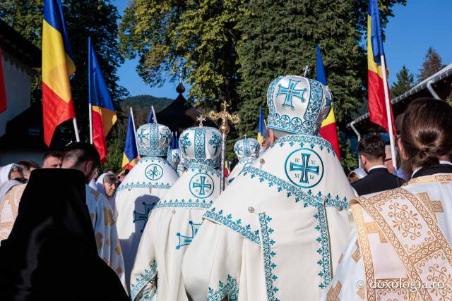 Sfânta Liturghie cu ocazia proclamării canonizării Sfintelor Cuvioase Nazaria, Olimpiada și Elisabeta (Safta) Brâncoveanu de la Văratec