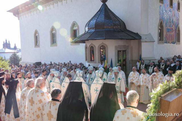 Sfânta Liturghie cu ocazia proclamării canonizării Sfintelor Cuvioase Nazaria, Olimpiada și Elisabeta (Safta) Brâncoveanu de la Văratec