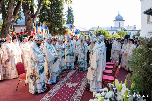 Sfânta Liturghie cu ocazia proclamării canonizării Sfintelor Cuvioase Nazaria, Olimpiada și Elisabeta (Safta) Brâncoveanu de la Văratec